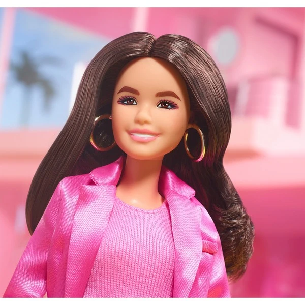 Mattel Barbie Signature The Movie - America Ferrera Als Gloria Puppe Zum Film Im Dreiteiligen Hosenanzug In Pink, Spielfigur – Bild 5