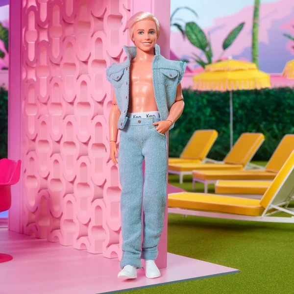 Mattel Barbie Signature The Movie - Ken Puppe Zum Film Im Jeansoutfit Und Original Ken Unterwäsche, Spielfigur – Bild 3