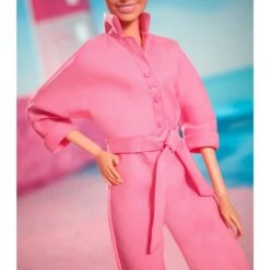 Mattel Barbie The Movie - Margot Robbie Als Barbie: Puppe Im Rosa Jumpsuit 13 Mattel Barbie The Movie - Margot Robbie Als Barbie: Puppe Im Rosa Jumpsuit -Spielzeug Förderung Rabatte Mattel Barbie The Movie Margot Robbie als Barbie Puppe im rosa Jumpsuit@@1919788 5